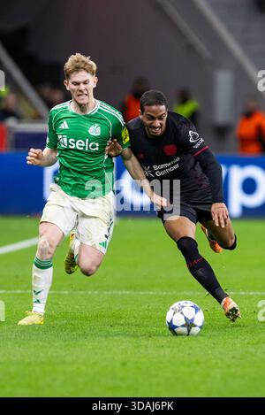 LEVERKUSEN, DEUTSCHLAND - 10. DEZEMBER: Lewis Hall (Newcastle United, 3), Arthur (Bayer 04 Leverkusen, 13) während des UEFA Champions League-Spiels zwischen Bayer Leverkusen und Newcastle United am 6. Spieltag in der BayArena am 10. Dezember 2025 in Leverkusen. Stockfoto