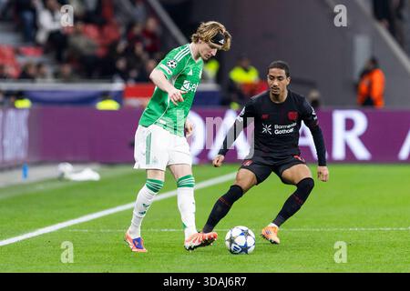 LEVERKUSEN, DEUTSCHLAND - 10. DEZEMBER: Anthony Gordon (Newcastle United, 10), Arthur (Bayer 04 Leverkusen, 13) während des UEFA Champions League-Spiels zwischen Bayer Leverkusen und Newcastle United am 6. Spieltag in der BayArena am 10. Dezember 2025 in Leverkusen. Stockfoto