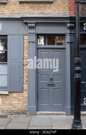 Traditionelle graue Eingangstür des historischen londoner Stadthauses Stockfoto