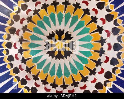 Marokkanische islamische Mosaikfliesen in Marrakesch, Marokko Stockfoto