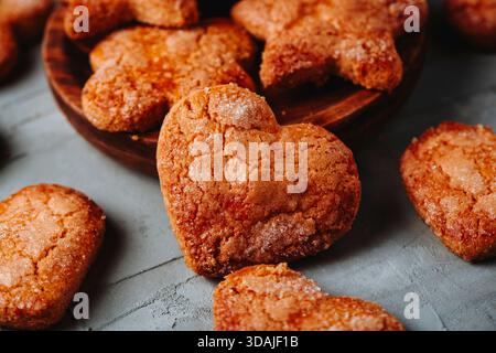 Nahaufnahme einiger Herz- und sternförmiger Coquetes de sagi, Kekse nach Schmalzkekse, typisch für katalanische, valencianische und balearische Küche, auf A Stockfoto