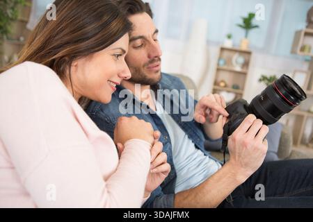 Moderne junge Paar prüft die Fotos auf der Kamera Stockfoto