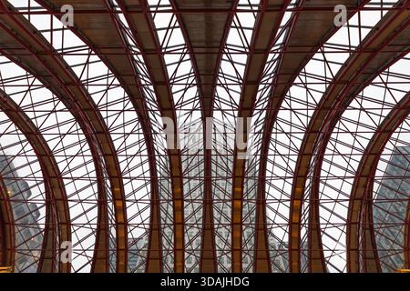 Moderne architektonische Dachkonstruktion mit Bogenbalken. London, UK, 24. Dezember 2023 Stockfoto