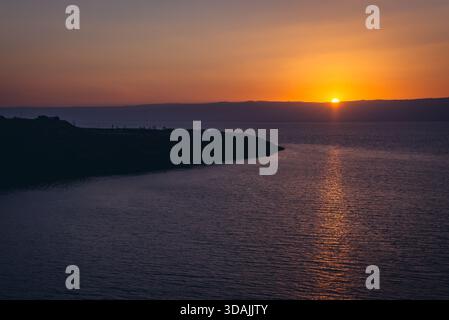 Sonnenuntergang über dem Toten Meer aus Jordanischen Ufer gesehen Stockfoto