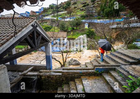 Sintflutartiger Regen und geschwollener Fluss, Ras el Maa Brunnen, Chefchaouen, Rif Berge, Marokko, Nordafrika. Stockfoto