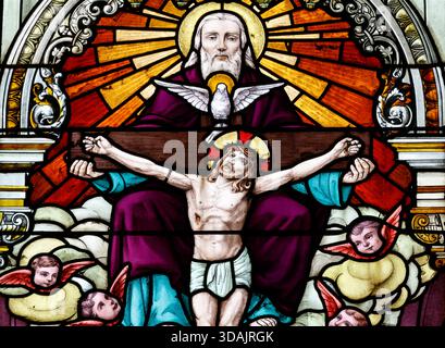St. Jacques Kirche. Buntglas. Die Heilige Dreifaltigkeit. Der Vater, Jesus und der Heilige Geist. Anger. Frankreich. Stockfoto