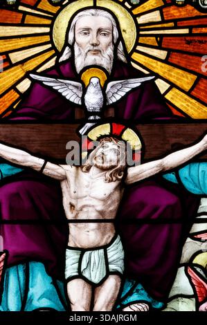 St. Jacques Kirche. Buntglas. Die Heilige Dreifaltigkeit. Der Vater, Jesus und der Heilige Geist. Anger. Frankreich. Stockfoto