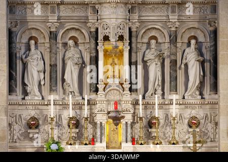 Basilika der Heiligen Anna von Auray. Hauptaltar mit Tabernakel. Frankreich. Stockfoto