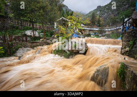 Sintflutartiger Regen und geschwollener Fluss, Ras el Maa Brunnen, Chefchaouen, Rif Berge, Marokko, Nordafrika. Stockfoto