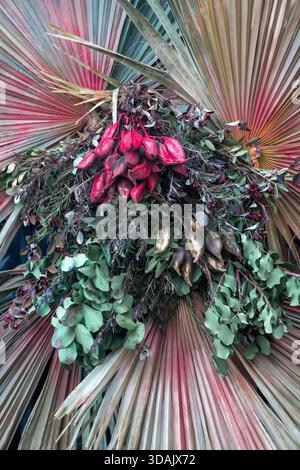 Abstrakter, texturaler Hintergrund eines getrockneten Blumenarrangements. Mit großen, strahlenden Palmenfronten in verblassten Farben, im Kontrast zu zentralen Clustern Stockfoto