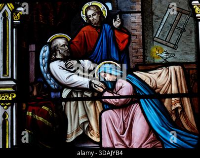 Kirche Saint-seine. Buntglas. Der Tod des heiligen Josephs umgeben von der Heiligen Jungfrau und Jesus. Corbigny. Frankreich. Stockfoto