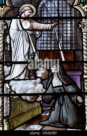 St. Laurent Kirche. Buntglas. Die Erscheinungen des Heiligen Herzens für die Heilige Margarete Mary Alacoque. Tavernay. Frankreich. Stockfoto