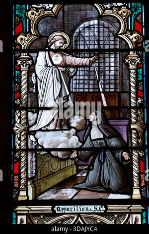 St. Laurent Kirche. Buntglas. Die Erscheinungen des Heiligen Herzens für die Heilige Margarete Mary Alacoque. Tavernay. Frankreich. Stockfoto
