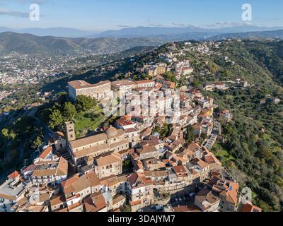 Castellabate von oben, Cilento Stockfoto