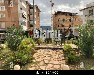 Blick auf die Straßen und Gebäude im Küstendorf Ksamil in Albanien zeigt lokales Leben, Architektur und städtisches Flair an diesem beliebten Ort am Meer Stockfoto