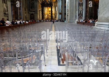 Petersdom. Durchsichtige Stühle, die sich am Langhaus in Richtung Berninis Altar richteten. Stockfoto