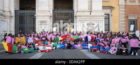 Französische Pilger spazieren durch die Heilige Pforte der Archbasilika St. Johannes Lateran während des Jubiläums der Jugend in Rom, Mittwoch, 30. Juli 2025. Des Stockfoto