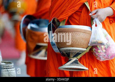 Abschluss der buddhistischen Novizen, die am frühen Morgen ihre Almosenschalen für Almosen tragen. Luang Prabang. Luang Prabang. Laos. Stockfoto
