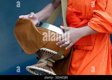 Abschluss des buddhistischen Mönchs, der am frühen Morgen seine Almosenschalen für Almosen trägt. Luang Prabang Luang Prabang. Laos. Stockfoto