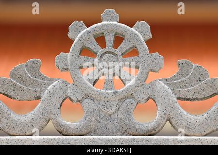 Truc Lam Chanh Giac Zen Kloster. Das Dharma-Rad symbolisiert die Lehren Buddhas und führt die Praktizierenden auf dem Weg zur Erleuchtung. Cai Lay. Vie Stockfoto