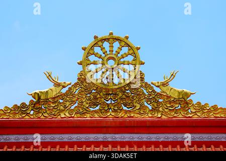 Truc Lam Chanh Giac Zen Kloster. Das Dharma-Rad symbolisiert die Lehren Buddhas und führt die Praktizierenden auf dem Weg zur Erleuchtung. Cai Lay. Vie Stockfoto