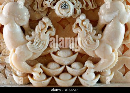 Truc Lam Chanh Giac Zen Kloster. Zwei Marmorlöwen symbolisieren Schutz, Macht und Harmonie. Cai Lay. Vietnam. Stockfoto