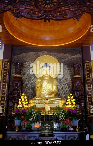 Truc Lam Chanh Giac Zen Kloster. Buddha, der eine Lotusblume hält, symbolisiert Reinheit, spirituelles Erwachen und erleuchtete Schönheit. Mein Tho Vietnam. Stockfoto