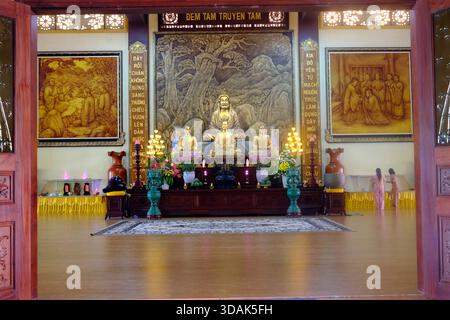 Truc Lam Chanh Giac Zen Kloster. Hauptaltar mit Bodhidharma, einem buddhistischen Mönch aus dem 5. Oder 6. Jahrhundert. Mein Tho Vietnam. Stockfoto