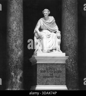 Dieses Foto zeigt die Statue von König Ludwig I. von Bayern in der Walhalla, die 1890 von Ferdinand Miller dem Jüngeren geschaffen wurde. Auf dem Sockel steht: „Ludwig König von Bayern. Das dankbare Volk." Auf Betreiben von König Ludwig I. von Bayern wurden in der Walhalla berühmte deutsche Persönlichkeiten geehrt. [Automatisierte Übersetzung] Stockfoto