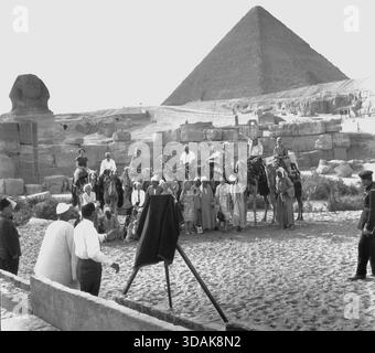 Ein Fotograf fotografiert eine Gruppe von Touristen und Beduinen vor der Sphinx und der Cheops-Pyramide in Gizeh (Gizeh). [Automatisierte Übersetzung] Stockfoto