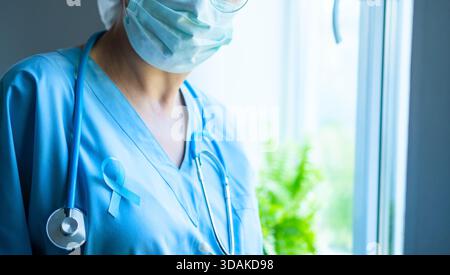 Professionelle Ärztin trägt medizinische Maske mit Stethoskop um den Hals, horizontales Banner Nahaufnahme Porträt des Gesundheitspersonals. Horizontales Banner Stockfoto