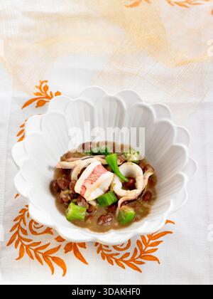 Tintenfischeintopf mit roten Bohnen und Okras Stockfoto
