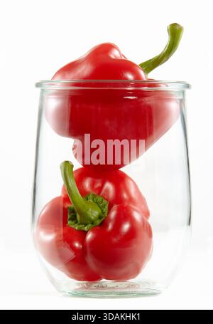 Zwei rote Paprika in einem Glas Stockfoto