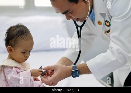 Das TAM Duc Hospital behandelt arme Kinder mit Herzfehlern. Die Operationen werden von der Chain of Hope finanziert. Ärztliche Beratung. Ho-Chi-Minh-Stadt. Vietnam. Stockfoto