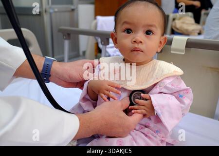 Das TAM Duc Hospital behandelt arme Kinder mit Herzfehlern. Die Operationen werden von der Chain of Hope finanziert. Ärztliche Beratung. Ho-Chi-Minh-Stadt. Vietnam. Stockfoto