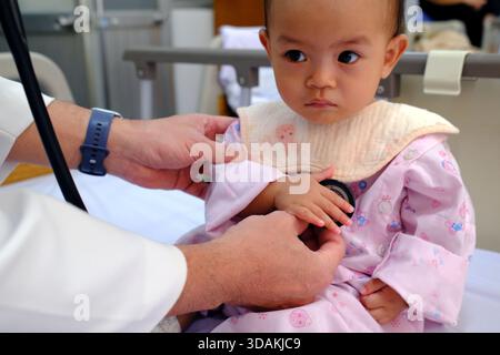 Das TAM Duc Hospital behandelt arme Kinder mit Herzfehlern. Die Operationen werden von der Chain of Hope finanziert. Ärztliche Beratung. Ho-Chi-Minh-Stadt. Vietnam. Stockfoto