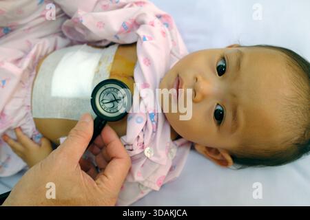 Das TAM Duc Hospital behandelt arme Kinder mit Herzfehlern. Die Operationen werden von der Chain of Hope finanziert. Ärztliche Beratung. Ho-Chi-Minh-Stadt. Vietnam. Stockfoto