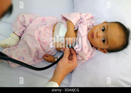 Das TAM Duc Hospital behandelt arme Kinder mit Herzfehlern. Die Operationen werden von der Chain of Hope finanziert. Ärztliche Beratung. Ho-Chi-Minh-Stadt. Vietnam. Stockfoto
