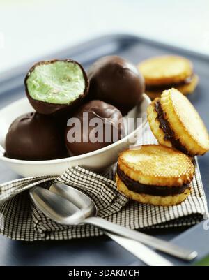 Pistazieneis und Schokoladenbällchen, Kokosnuss- und Schokoladen-Sandwich-Bissen Stockfoto