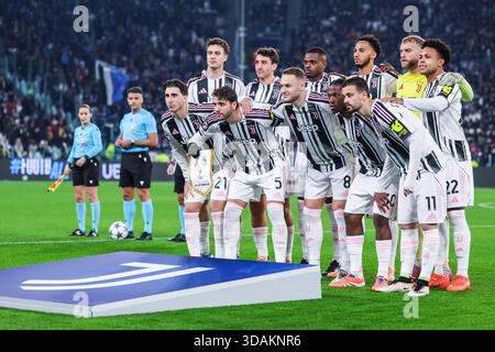 Juventus FC vs Pafos FC - UEFA Champions League 2025/26 League Phase - Spieltag 6 - 10/12/2025 Juventus FC Spieler stellen sich während der UEFA Champions League 2025/26 League Phase - Spieltag 6 Fußballspiel zwischen Juventus FC und Pafos FC im Allianz Stadium Turin Allianz Stadium Turin Allianz Stadium Turin Italien auf *** Juventus FC vs Pafos FC UEFA Champions League 2025 26 League Phase Spieltag 6 10 12 2025 Juventus FC Spieler stellen sich während des Spieltages der UEFA Champions League 2025 26 League 6 Fußballspiele zwischen Juventus FC und Pafos FC im Allianz Stadium Turin Allianz Stadium Turin Italien Copyright: xBEAUTIFULxSPORTS/C Stockfoto