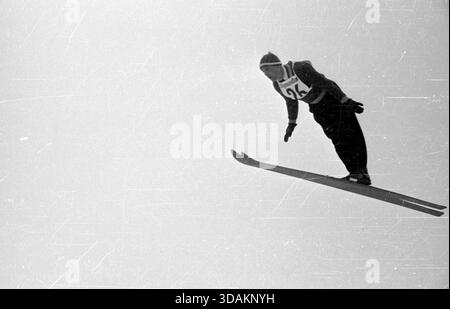 Athleten, die von der Schanze springen. [Automatisierte Übersetzung] Stockfoto