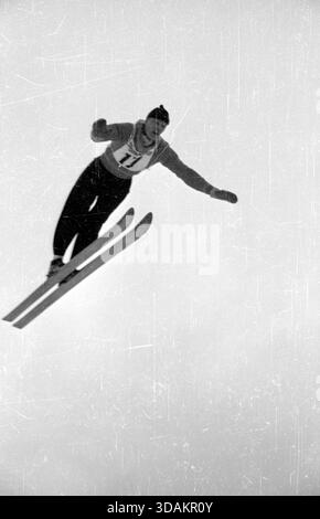 Athleten, die von der Schanze springen. [Automatisierte Übersetzung] Stockfoto