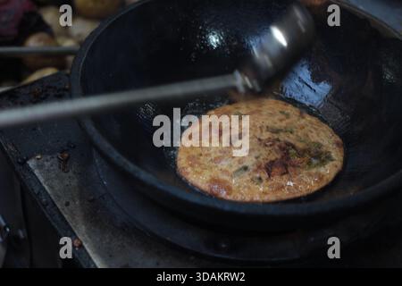 Verschiedene Arten von Paranthas, ein indisches Kuschelbrot, werden in einem Restaurant im Paranthe Wali Gali in Alt-Delhi, Chandni Chowk, frittiert. Stockfoto