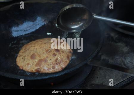Verschiedene Arten von Paranthas, ein indisches Kuschelbrot, werden in einem Restaurant im Paranthe Wali Gali in Alt-Delhi, Chandni Chowk, frittiert. Stockfoto