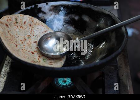 Verschiedene Arten von Paranthas, ein indisches Kuschelbrot, werden in einem Restaurant im Paranthe Wali Gali in Alt-Delhi, Chandni Chowk, frittiert. Stockfoto