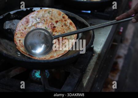Verschiedene Arten von Paranthas, ein indisches Kuschelbrot, werden in einem Restaurant im Paranthe Wali Gali in Alt-Delhi, Chandni Chowk, frittiert. Stockfoto