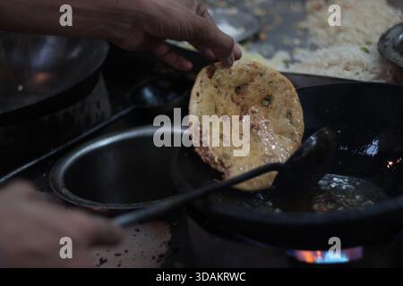 Verschiedene Arten von Paranthas, ein indisches Kuschelbrot, werden in einem Restaurant im Paranthe Wali Gali in Alt-Delhi, Chandni Chowk, frittiert. Stockfoto