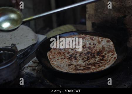 Verschiedene Arten von Paranthas, ein indisches Kuschelbrot, werden in einem Restaurant im Paranthe Wali Gali in Alt-Delhi, Chandni Chowk, frittiert. Stockfoto