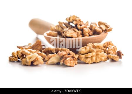 Geschälte Walnusskerne in Holzschaufel isoliert auf weißem Hintergrund. Stockfoto