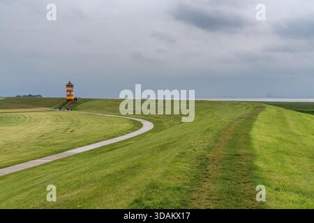Ein Blick auf den berühmten Leuchtturm Pilsum an der Wattenmeerküste Norddeutschlands Stockfoto